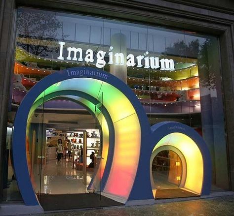 Imaginarium kids entrance Retail Entrance Design, Entrance Portal Design, Kids Store Display, Toy Store Design, Store Entrance, Kids Salon, Daycare Design, Shopping In Barcelona, Kids Toy Store