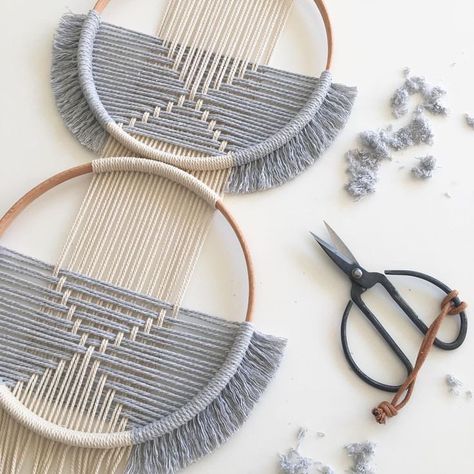 ▪GOODMORNING▪ Made this piece for a costumer, 2 hoops and a ligth grey. 🖤the simplicity. . . #lovewhatyoudo #circles #studionom… Binding Ideas, Art Macramé, Macrame Rings, Lucet, Handmade Stuff, Diy Weaving, Wall Hanging Diy, Macrame Ideas, Macrame Decor