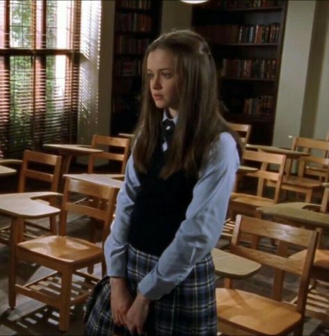 Estilo Rory Gilmore, Gilmore Girl, Alexis Bledel, Rory Gilmore, Chuck Norris, Old Money Aesthetic, Private School, French Girl, 가을 패션