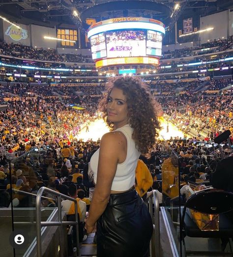 Nba Game Instagram Pictures, Nba Game Photo Ideas, Nba Game Picture Ideas, March Madness Photoshoot, Basketball Game Instagram Pictures, Mavs Game Outfit, Laker Game Outfit Women, Lakers Game Outfit Women, Celtics Game Outfit