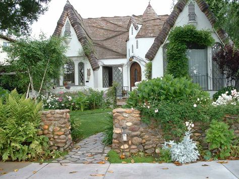 The phrase “storybook cottage” is one of the most evocative architectural terms, conjuring images of cute little homes right out of fairy tales. Can’t you imagine Snow White walking out of this home? Storybook Ranch House, Storybook Ranch, Storybook House, Cottage Porch, Storybook Homes, Farmhouse Interior Design, Fairytale Cottage, Storybook Cottage, Cottage Style Homes