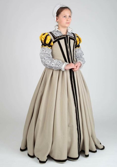 Tudor Tailor historicall fashion book Aldersley Girl gown Elizabethan Dress, 1500s Fashion, Tudor Tailor, Tudor Gown, Middle Ages Clothing, 16th Century Clothing, Elizabethan Fashion, Tudor Dress, Medieval Fair