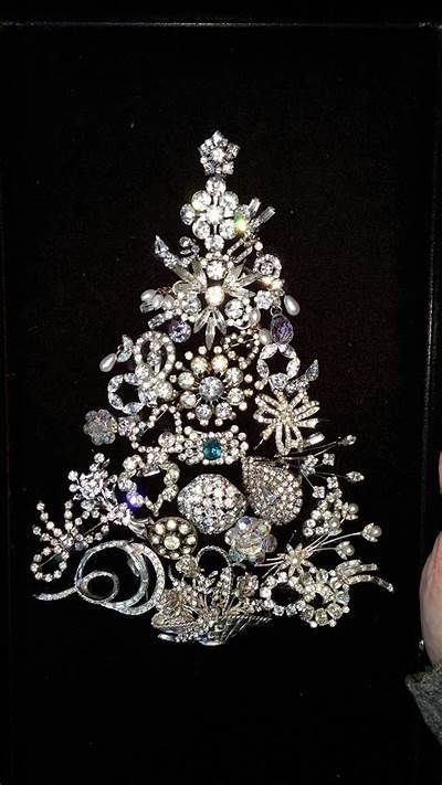 Christmas Tree Made Out Of Old Jewelry, Christmas Jewelry Tree Framed Art, Vintage Jewelry Christmas Trees, Crafts With Brooches Old Jewelry, Crafts From Old Jewelry, Ideas For Old Jewelry, Old Jewelry Christmas Tree, Old Jewelry Crafts Ideas Christmas, Vintage Jewelry Ornaments