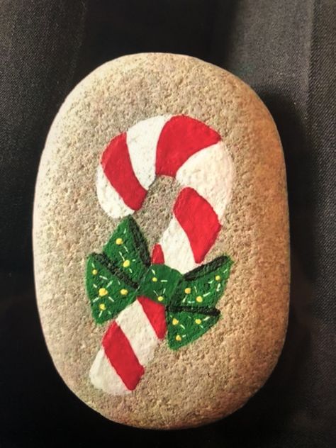 Painting Cardinals On Rocks, Cardinals Painted On Rocks, Rock Painting Cardinal, Candy Cane Rock Painting, Cardinal Rock Painting Ideas, Rock Art Christmas Painted Stones, Stone Painting Christmas Pebble Art, Christmas Rock, Christmas Candy Cane