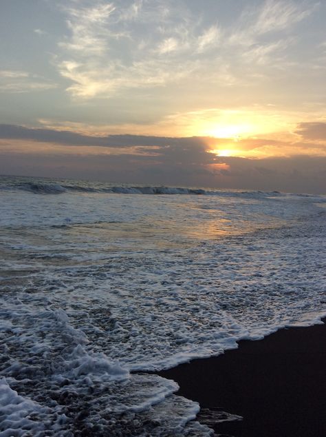 A beauty sunset at Monterrico Beach, Santa Rosa, Guatemala. / Un bello atardecer en las playas de Monterrico, Santa Rosa, Guatemala Santa Rosa Guatemala, Guatemala Beaches, Sea Core, Beach Santa, Beach Aesthetic, Beautiful Views, Guatemala, Iphone, Water