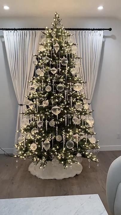 Isabella on TikTok Living Room Xmas Decor Ideas, Tiktok Christmas, Christmas Trees Decorated, Elegant Christmas Tree Decorations, Christmas Tree Inspo, Pretty Christmas Decorations, Christmas Dreaming, Christmas Tree Decorating Themes, Crystal Christmas Tree