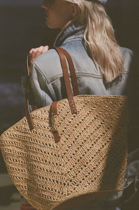 The Panier. By Anthony Vaccarello. Photographed by Purienne. #YSL #YvesSaintLaurent #SaintLaurent #RD #SaintLaurentRiveDroite Barbie Posses, Bag Inspiration, Jute Bag, Medium Bag, Anthony Vaccarello, Raffia Bag, Jute Bags, Women Lifestyle, Bold Black