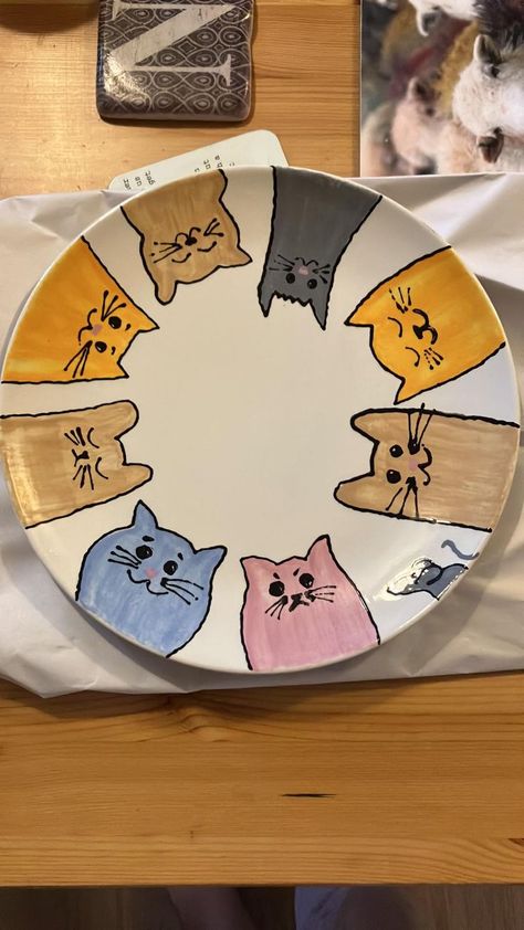 Cute Kitchen Decor Themes, Cute Painted Plate Ideas, Cat Pottery Mug, Cat Plates Pottery, Cat Pottery Painting Ideas, Animal Pottery Painting Ideas, Pottery Drawing Ideas, Painting Ceramics Ideas Simple, Pottery Painting Patterns