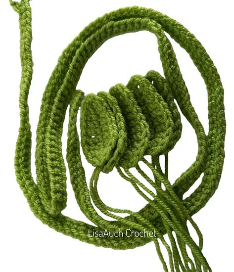 crochet leaf and flower vine pattern Crochet Vines, Crochet Leaf Free Pattern, Crocheted Garland, Small Crochet Flowers, Crochet Flower Garland, Small Crochet Gifts, Crochet Leaf, Fast Crochet, Crochet Leaf Patterns