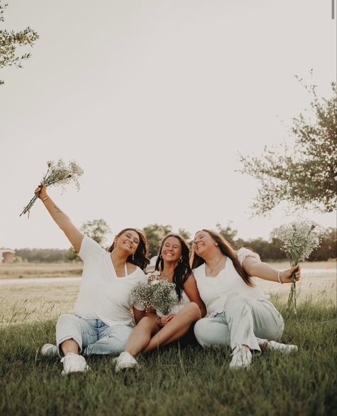 Photoshoot Ideas For Three Best Friends, Trio Friend Photoshoot, Group Flower Photoshoot, Best Friend Pictures Trio, Roomie Photoshoot, Trio Senior Pictures, Best Friend Flower Top Photoshoot, Spring Best Friend Photoshoot, Best Friend Field Photoshoot