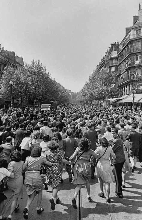 Liberation Of Paris, Historia Universal, Historical Images, Time Life, History Photos, Vintage Paris, History Lessons, Historical Events, Dieselpunk