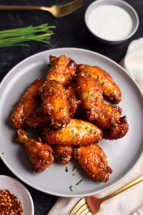 honey Sriracha Wings Sriracha Wings, Honey Chicken Wings, Honey Sriracha Sauce, Quick Delicious Dinner, Crispy Wings, Crispy French Fries, Summer Drink Recipes, Garlic Mashed Potatoes, Wings Recipe