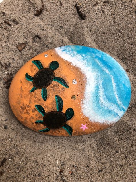 How To Paint A Turtle On A Rock, Nature Rock Painting, Sten Maling Ideas, Painted Rock Turtle, Rock Turtle, Beach Rock Art, Beach Art Painting, Diy Rock Art, Painted Rock Animals