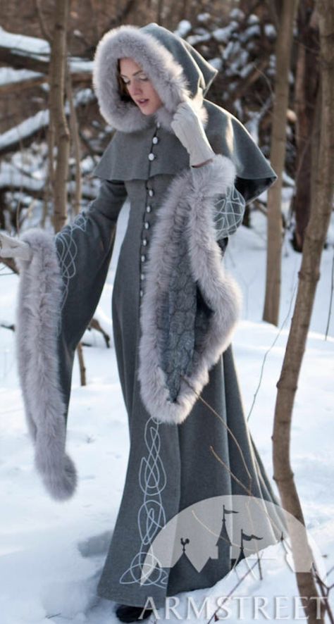 Fantasy Snow Outfit Art, Fantasy Artic Clothing, Dnd Winter Outfit, Icepunk Fashion, Cold Fantasy Clothes, Winter Dnd Outfit, Fantasy Cold Weather Clothes, Winter Goddess Outfit, Snow Princess Outfit