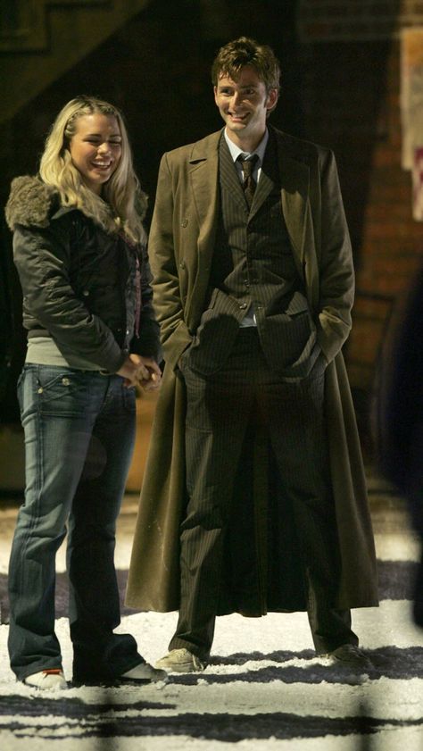 PHOTO OF THE DAY - 2nd October 2015: David Tennant and Billie Piper filming Doctor Who - The Christmas Invasion (2005) Doctor Who Magazine, Doctor Who Rose, Doctor Who Christmas, Rose And The Doctor, Doctor Who 10, David Tennant Doctor Who, Tv Doctors, Billie Piper, 10th Doctor