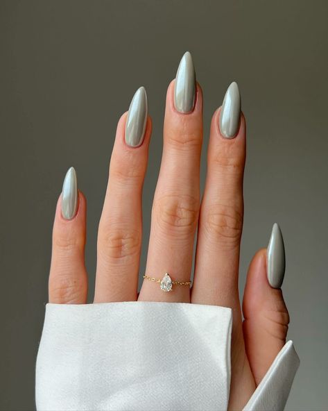 Light Grey Chrome Nails, Light Grey Nail Ideas, Grey Chrome Nails, Light Grey Nails, Chrome Nails Designs, Green Nail Designs, One Color Nails, Gray Nails, Pink Nail