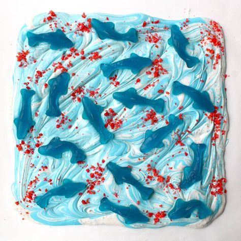 Shark Bark, Shark Treats, Ocean Theme Snacks, Shark Party Food, Shark Candy, Shark Theme Party, Shark Week Recipes, Chocolate Bark Candy, Jaws Party