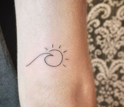 40 tatuajes para apasionados del mar Wave And Sun Tattoo, Wave Tattoo Design, Tato Minimal, Tato Henna, Wave Tattoo, Shape Tattoo, Ocean Tattoos, Small Tattoos Simple, Tattoo Now