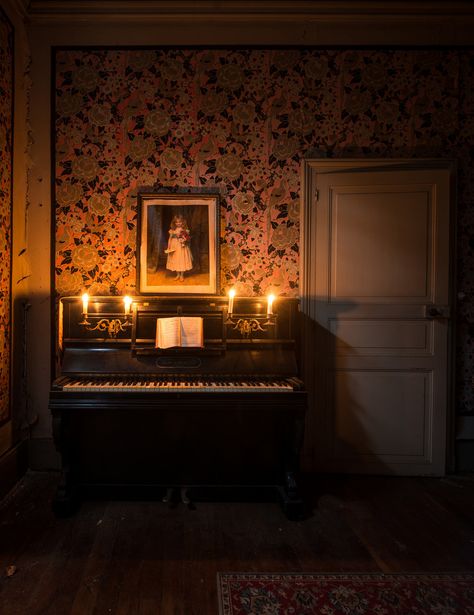 Victorian Piano, Piano Decor, Old House Interior, Piano Lamps, Glamour Decor, Piano Room, Abandoned House, Abandoned Houses, Room Aesthetic