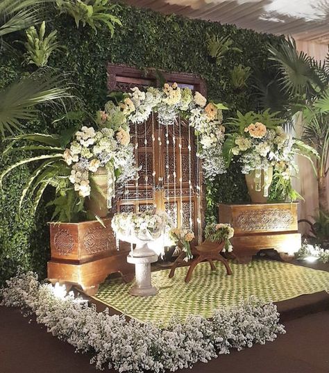 Traditional Malay Wedding Decor, Indonesian Wedding Decoration, Dekor Siraman, Siraman Jawa, Javanese Wedding, Simple Stage Decorations, Haldi Decor, Diy Floral Decor, Engagement Decor