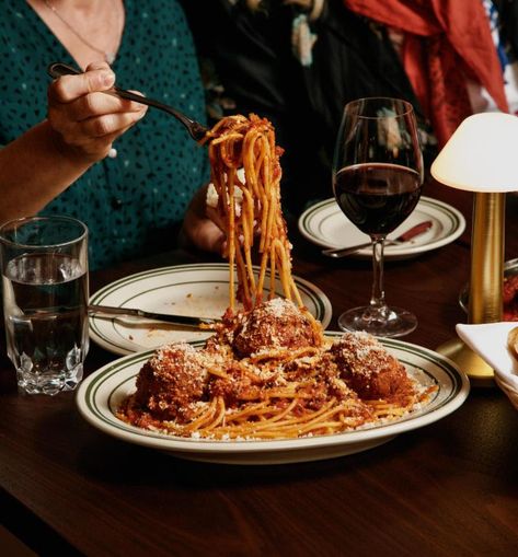 Vintage Italian Restaurant Aesthetic, Italian Restaurant Photography, Spaghetti Photography, Italian Pasta Restaurant, Serving Restaurant, Italian Restaurant Food, Spaghetti Restaurant, Classic Italian Restaurant, Italian Food Menu