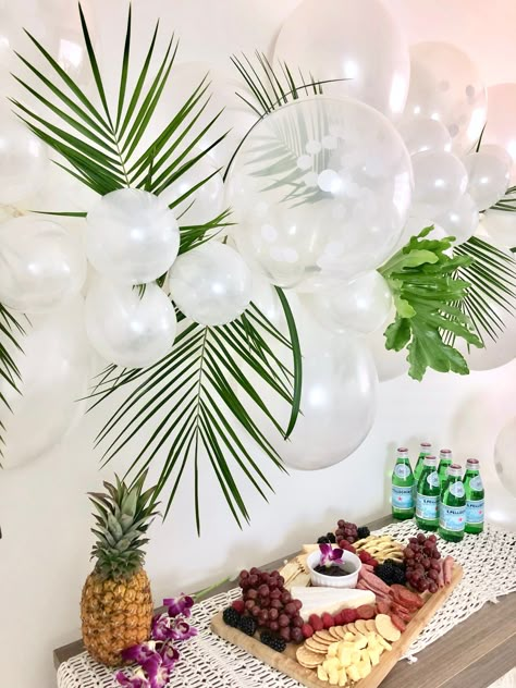 Tropisk Fest, Schnee Party, Engagement Party Decorations Diy, Tropical Theme Party, Diy Natal, Baby Decorations, Tropical Birthday Party, Island Party, Tropical Party Decorations