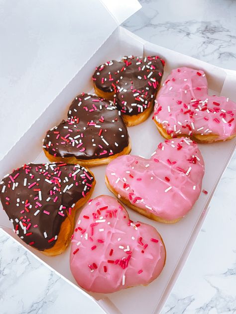 Donuts 🍩 heart shaped pink donuts summer cute Starbucks Strawberry Frappuccino, The Weekend Vibes, Seasonal Baking, Starbucks Strawberry, Heart Shaped Cookies, Donut Holes, Pink Donuts, Pretty Dessert, Delicious Donuts