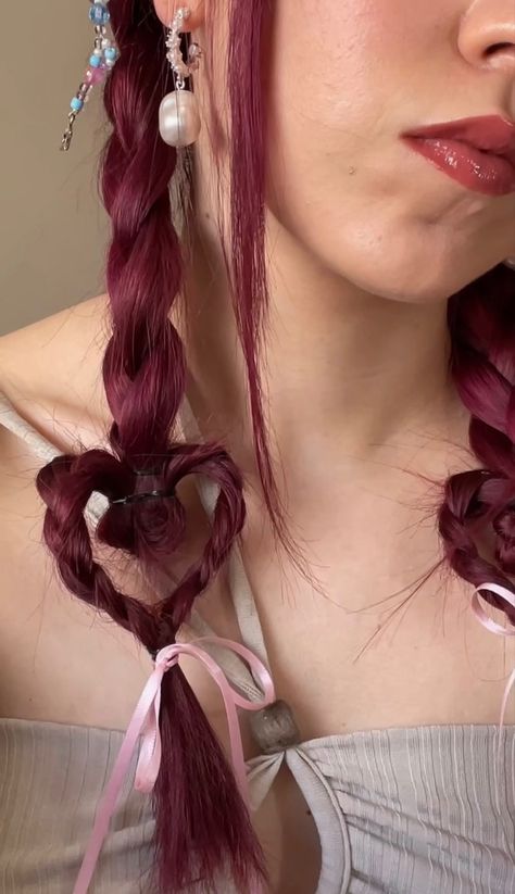 Cute Hairstyles Heart, Heart Braids Tutorial, How To Do Heart Braids, Cute Heart Hairstyles, Heart Hairstyle Tutorial, Cupid Hairstyle, Heart Hairstyle Braids, Small Side Braids, Heart In Hair