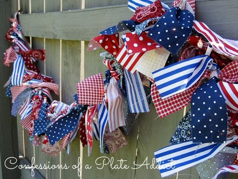 CONFESSIONS OF A PLATE ADDICT: Indoor/Outdoor Lighted Patriotic Garland Diy Patriotic Decor, Patriotic Garland, Patriotic Wreaths, Patriotic Projects, Americana Crafts, French Accent, Flag Crafts, Paper Crafts Magazine, Thrifty Decor Chick