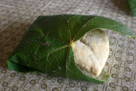 DAY SIXTEEN: LEMBAS BREAD! It's sweet like a muffin and SO good! my other one isnt working:P Elvish Bread, Elvish Food, Lembas Bread Recipe, Lotr Food, Fantasy Recipes, Fiction Food, Hobbit Birthday, Lembas Bread, Lotr Party