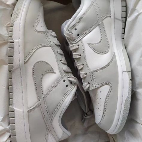 Trendy Shoes Sneakers, Dr Shoes, All Nike Shoes, Cute Nike Shoes, Hype Shoes, Shoe Inspo, Aesthetic Shoes, Swag Shoes, Grey Nikes