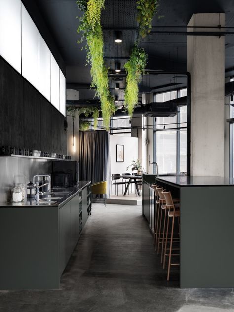 Colony Coworking Offices – Manchester Industrial Office Breakroom, Chic Office Space, Lobby Ideas, Factory Interior, Industrial Office Design, Fancy Kitchens, Coworking Office, Hidden Kitchen, Office Fit Out