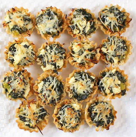 Spanakopita Bites, Greek Omelette, Greek Side Dishes, Mini Snacks, Greek Spinach Pie, Baked Scallops, Spinach Pie, Carb Alternatives, Greek Dishes