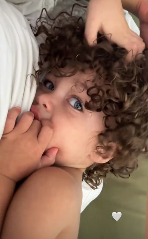 Mixed Baby Aesthetic, Mexican And White Babies Mixed, Mixed Babies With Green Eyes, Mixed Kids Boys, White And Mexican Babies, Curly Baby Boy, Curly Hair Babies, Baby Boy With Curly Hair, Babies With Curly Hair