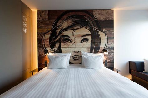 Hotel Room Design Ideas To Use In Your Own Bedroom // Include some art and paint a mural on the wall behind your bed Headboard Alternative, Creative Headboard, Modern Hotel Room, Large Headboard, Hostels Design, Bedroom Arrangement, Hotel Room Design, Bedroom Murals, Wooden Headboard