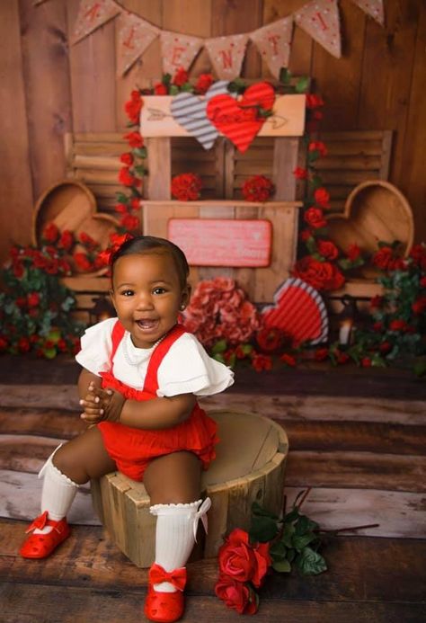 Strawberry 1st Birthday Photoshoot, Strawberry Shortcake Photoshoot, Toddler Christmas Photoshoot, Mommy Daughter Photoshoot, 6 Month Baby Picture Ideas, Baby Birthday Photoshoot, Easter Photoshoot, Baby Milestones Pictures, Valentine Photo Shoot