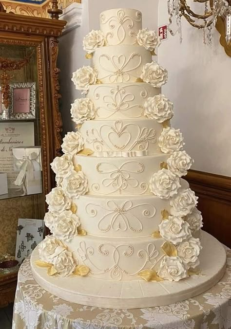 Mladenacke Torte, Huge Wedding Cakes, Fountain Wedding Cakes, Wedding Cake Videos, Cafe Drinks, Fancy Wedding Cakes, Extravagant Wedding Cakes, Royal Wedding Cake, Rose Gold Wedding Cakes