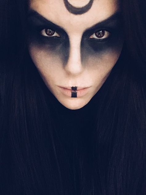 Black And Silver Witch Makeup, Psychic Makeup Halloween, Witch Makeup Looks Halloween, Hecate Makeup Ideas, Rogue Makeup Dnd, Witch Makeup Creepy, Black Neck Makeup, Satanic Witch Makeup, Witchy Aesthetic Makeup