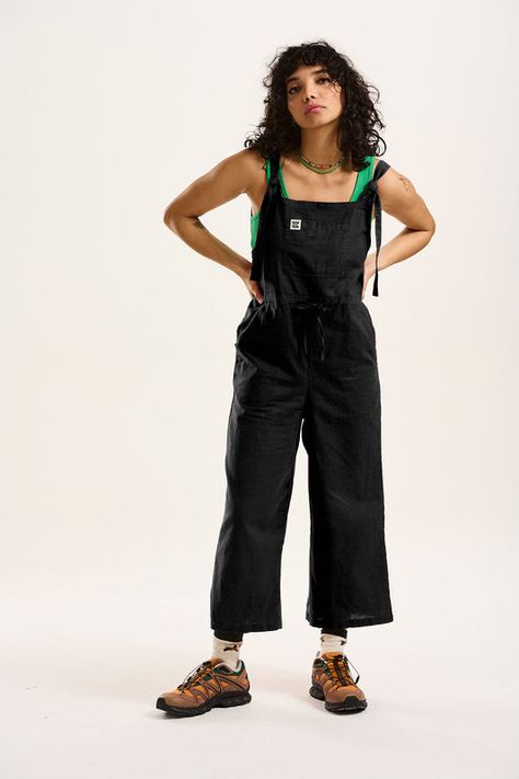 Lucy And Yak Dungarees Outfit, Lucy And Yak Dungarees, Black Denim Dungarees, Dungaree Outfit, Lucy Yak, Lucy And Yak, Comfy Clothing, Denim Dungarees, Fitted Style