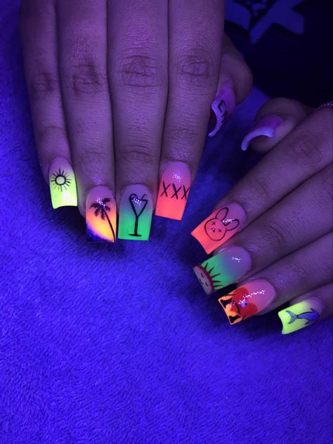 Bad bunny albulb nails,with a twist . Bad Bunny Halloween Nails, Bad Bunny Short Nails, Bad Bunny Heart Nails, Bad Bunny Nails Acrylic, Short Bad Bunny Nails, Bad Bunny Nails Un Verano Sin Ti, Bad Bunny Acrylic Nails, Bad Bunny Concert Nails, Bad Bunny Inspired Nails