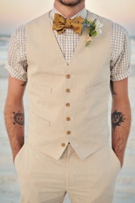 It’s so hot now that I can’t imagine a groom wearing the whole suit with a vest and jacket – that’s kind of crazy! So how about a cool groom look without a jacket? There are several options: wearing a vest, wearing just a shirt with suspenders... Boho Groom, Beach Wedding Groom Attire, Beach Wedding Groom, Chique Outfit, Groom Wedding Attire, Groom Looks, Groom Wear, Groom Outfit, Groomsmen Attire