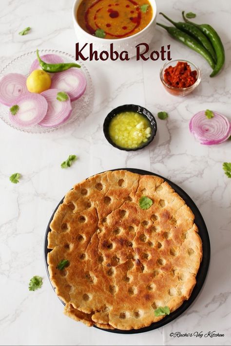 Rajasthan Recipes, Khoba Roti, Indian Flatbreads, Sizzler Recipes, Rajasthani Recipes, Marathi Culture, Indian Thali, Indian Breads, Vegetarian Platter