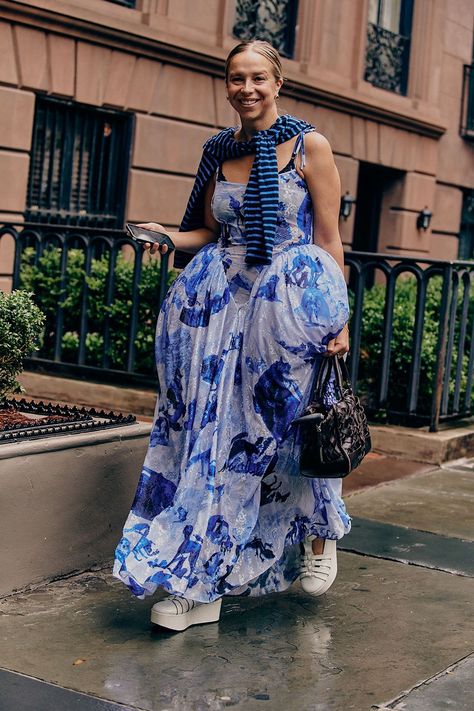 Eclectic Street Style Summer, Flower Dress Street Style, New York Fashion Week 2024 Street Style, Street Style New York 2022, Eclectic Street Style, Fashion Week Spring 2023, Dress Templates, Eclectic Outfits, New York Outfits