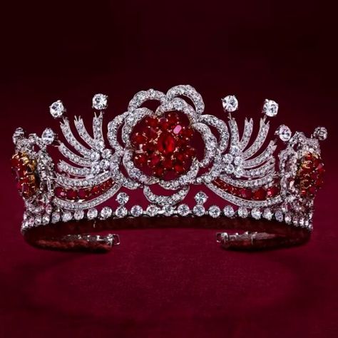 The Royal Family on Instagram: “The Queen’s Burmese Ruby Tiara is one of the most symbolic and personal pieces created for Her Majesty by the House of Garrard. . ◼  The 96…” Ruby Tiara, Ruby Crown, Pink Gemstone Necklace, Tiara Headpieces, Tiaras Jewellery, Burmese Ruby, Royal Crowns, Beautiful Tiaras, Royal Tiaras