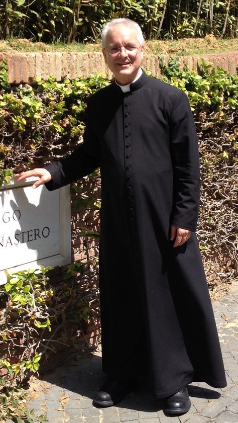 The alienating cassock! Ministry Apparel, Priest Outfit, Priest Costume, Ecclesiastical Vestments, Mens Ministry, Doctor Outfit, Catholic Priest, Balenciaga Black, Roman Catholic