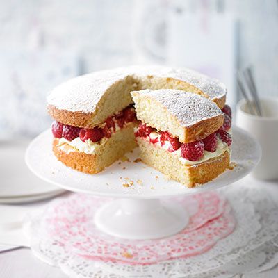 Victoria sponge with raspberry jam and buttercream. Victoria Sponge Recipe, مربى الفراولة, Lemon And Coconut Cake, Sponge Recipe, Victoria Sponge Cake, Sponge Cake Recipes, Victoria Sponge, Classic Cake, Bbc Good Food Recipes