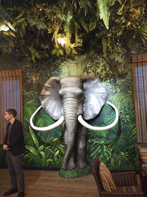 Jungle Theme Restaurant, Jungle Cafe Design, Safari Restaurant, Disco Jungle, Jungle Restaurant, Jungle Theme Decorations, Forest Cafe, Creative Wall Painting, Rumble In The Jungle