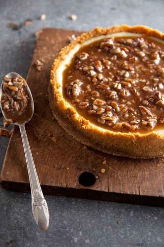 Aunt Peggy's Cheesecake with Praline Topping Praline Cheesecake, National Cheesecake Day, Paula Deen Recipes, Nigella Lawson, Paula Deen, Yummy Sweets, Eat Dessert, Decadent Desserts, Pecans