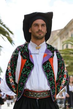 Sardinian man Traditional Italian Clothing, European Costumes, Costumes Around The World, Italian Dress, Italian Culture, Folk Dresses, Mens Fashion Classy, Italian Outfits, Ethnic Dress