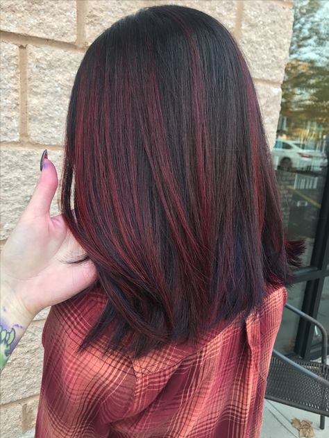 Red Highlights In Brown Hair, Pelo Color Vino, Shades Of Burgundy Hair, Hair Color Red, Burgundy Hair Color, Red Balayage Hair, Black Red Hair, Wine Hair, Red Hair Inspo